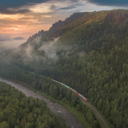 фотограф Сергей Крылов, ржд, башкирия, башкортостан, грузовой поезд на рассвете едет среди горы, Айгир, Инзер, лето, туман, вл80