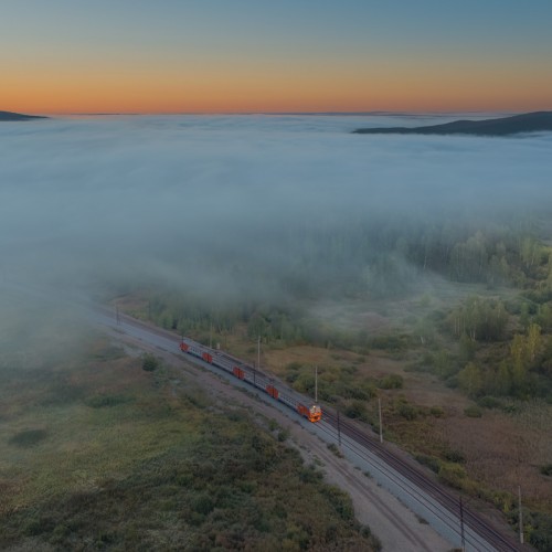 фотограф Сергей Крылов, ржд, лето, электропоезд электричка эд4м едет под туманом в городе  миасс челябинская область