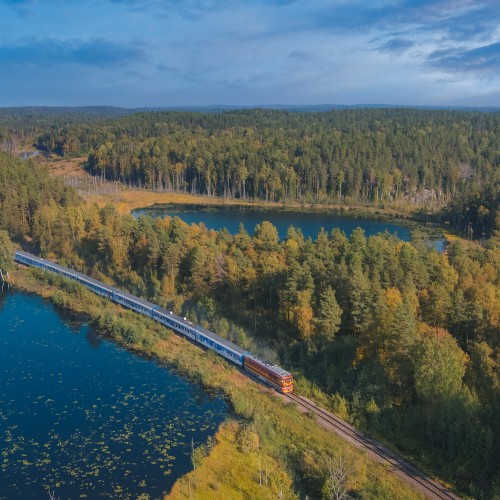 тепловоз тэп60  с составом поезда деда мороза пдм в карелии летом на фоне леса и озеро, фотограф Сергей крылов